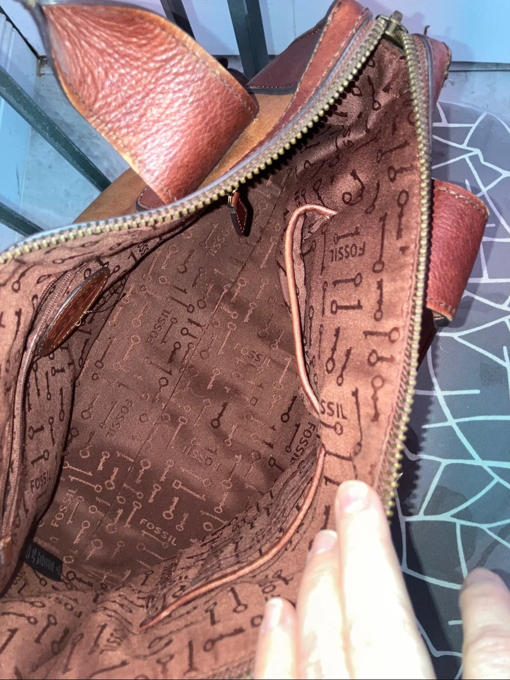 Vintage FOSSIL Women Reissue Brown leather satchel with a keyhole emblem